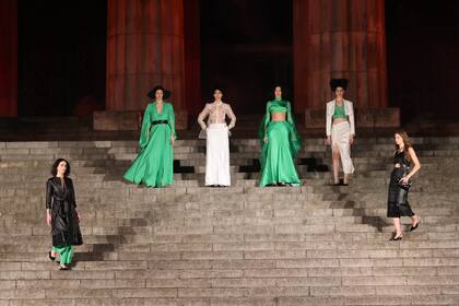 La colección está plagada de detalles en diferentes texturas: cueros calados , plisados encontrados, gasas de seda etéreas, brocados geométricos, arneses en cuero, siluetas con volumen contrapuestas con otras al cuerpo, mas lánguidas