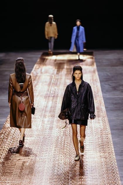 La colección "Sweet Dreams" apuesta por tacos geométricos, cuero trabajado y mix de texturas