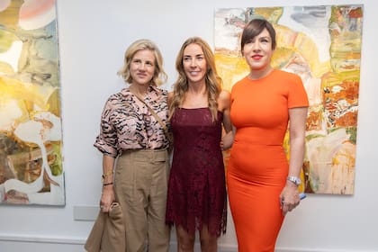 La coleccionista Dominica Munro y Paulina Fernández Baridon de Punte junto a la anfitriona