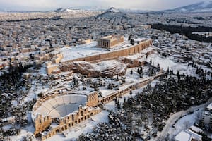 Impactantes imágenes de Estambul y Atenas bajo la nieve