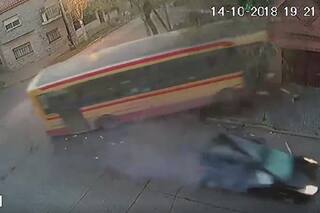 Choque entre un colectivo y un auto en Bernal: 18 heridos y una casa destruida