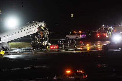 La colisión ocurrió mientras un camión respondía a una alerta de seguridad en otro vuelo, lo que resultó en el cierre total de las operaciones este lunes