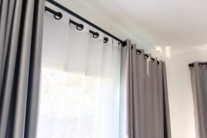La colocación de las cortinas pueden maximizar el espacio