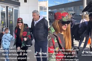 La colombiana arribó al aeropuerto de Nueva York con una gran sonrisa y de la mano de sus hijos
