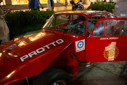 La Coloradita, el auto con que Juan Manuel Bordeu salió campeón en el Turismo Carretera, estuvo estacionado en la puerta de entrada del Automóvil Club Argentino.