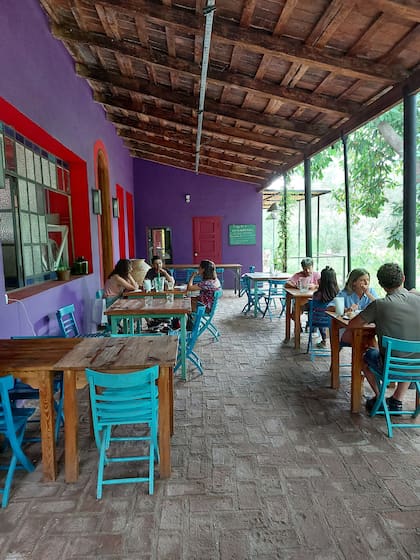 La colorida galería del restaurante, en la pequeña localidad de La Población.