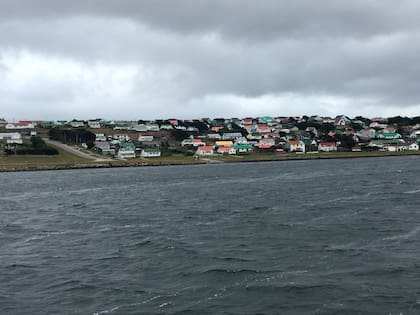 La colorida vista que presenta el puerto. Incluso muchos argentinos lo llaman Puerto Stanley. La denominación Puerto Argentino ha perdido fuerza.