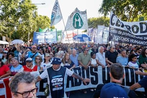 Manifestantes de izquierda y del PJ protestaron en la embajada de Estados Unidos, bajo custodia policial