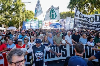 Manifestantes de izquierda y del PJ protestaron en la embajada de Estados Unidos, bajo custodia policial