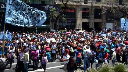 La columna de Barrios de Pie, en el centro