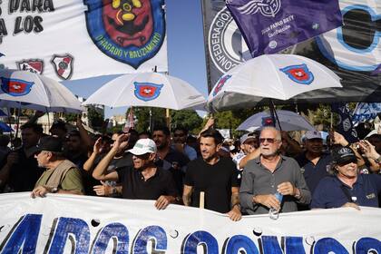 La columna de gremios de la CGT, ayer, en el Congreso, en respaldo a los jubilados, con Schmid, Brey y Plaini a la cabeza