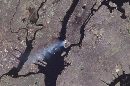 La columna de humo que proviene de las Torres Gemelas vista desde el espacio