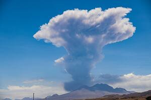 El volcán chileno Láscar, fronterizo con la Argentina, aumentó su actividad y provocó un sismo