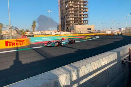 La columna de humo visible, y olfateable, desde los propios autos de Fórmula 1 en Jeddah; una imagen totalmente inusual en la Fórmula 1.