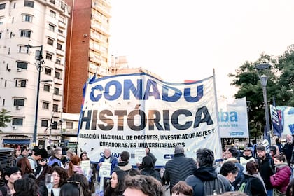 La columna de la Conadu histórica en una marcha universitaria en Plaza Houssay.