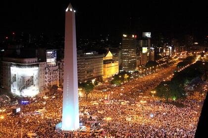 La columna de manifestantes en el Obelisco
