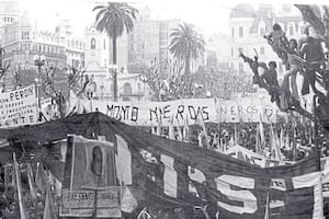 La columna de Montoneros, el 1 de mayo de 1974, el día que Perón los echó de la Plaza de Mayo