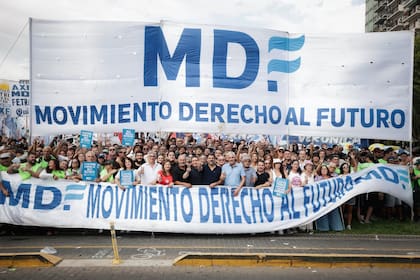 La columna del Movimiento Derecho al Futuro en la Plaza del Congreso
