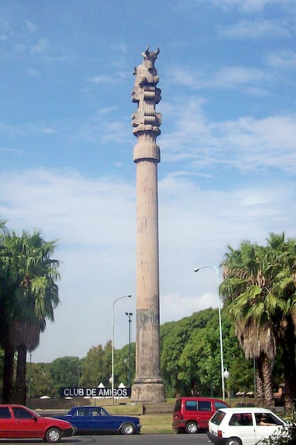 La columna persa en Plaza República Islámica de Irán, bosques de Palermo, el regaló del Sha de Irán a la Argentina