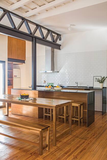 La columna se inserta en la mesada. No era cuestión de que le quitara metros a la superficie de trabajo. Extractor (Ecoclima).