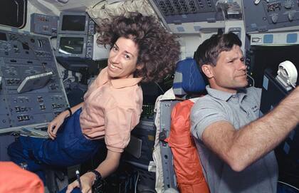 La comandante del STS-66, Ellen Ochoa, aparece sentada a los controles del brazo del Sistema de Manipulación Remoto (RMS) en la cubierta del Atlantis, junto al astronauta Donald R. McMonagle (EllenOchoa/NASA)