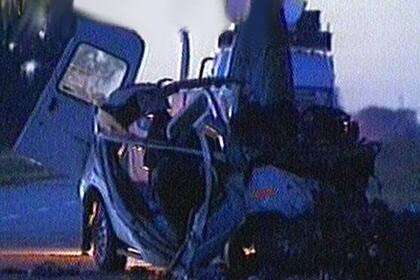 La combi destrozada sobre la Ruta 7. Captura de TV