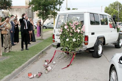 La combi en la que los novios y un grupo de primos y amigos viajaron desde la iglesia hasta La Biznaga tras la boda.