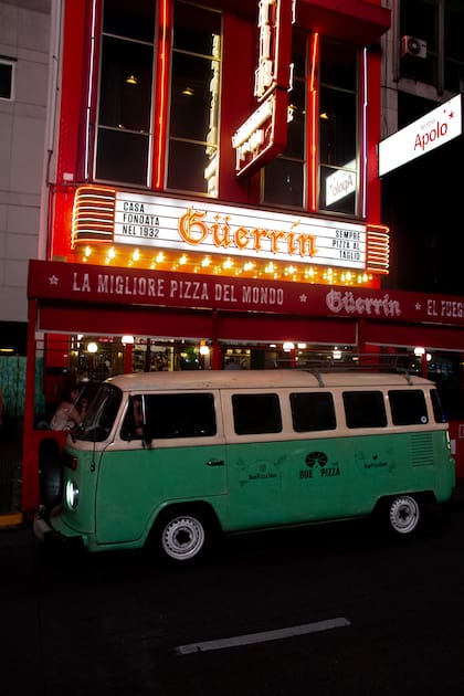 La combi es un modelo 83, vintage, vistosa y cómoda.