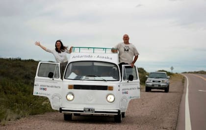 La Combi Volkswagen 1983 con la que iniciaron su vida nómade: "Quiero cumplir el sueño de conocer y llevar Argentina Abstracta a La Antártida esta primavera - verano 2025-2026"