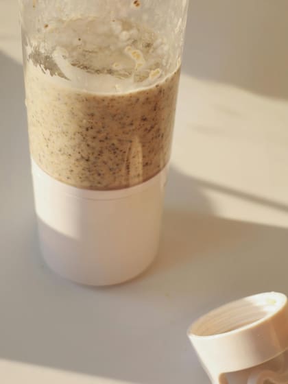 La combinación de avena, chía y proteína en un licuado casero ofrece energía sostenida, saciedad y nutrientes clave para favorecer el desarrollo muscular