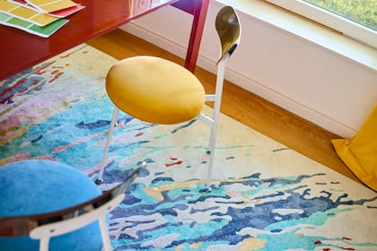 La combinación de colores de la alfombra se replicó en los muebles.