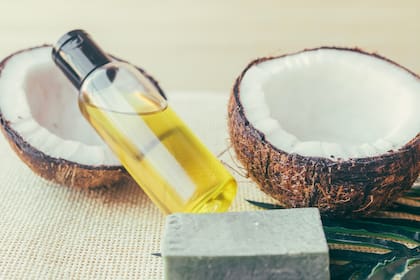 La combinación del aceite de oliva y el coco puede usarse como mascarilla para hidratar y fortalecer cabellos secos y dañados