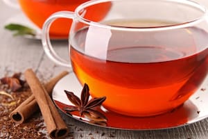 La combinación sorprende por el alcance que tiene: no solo higieniza, sino que deja una estela cálida que transforma la atmósfera de las habitaciones