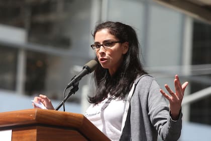 La comediante Sarah Silverman demandó en 2023 a OpenAI por usar su obra para entrenar a ChatGPT sin su autorización