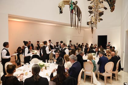 La comida fue en sala Contemporáneo del nivel 1, para sesenta invitados, que se repartieron en seis mesas.