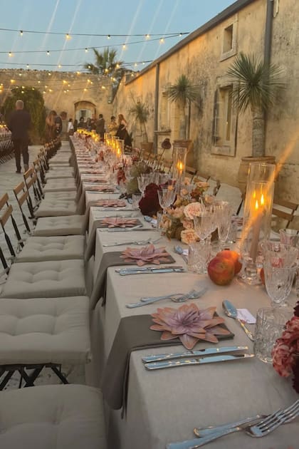 La comida, iluminada con guirnaldas de luces, se hizo al aire libre en un patio entre los muros de piedra de una masseria (finca típicamente fortificada) restaurada del siglo XIX.