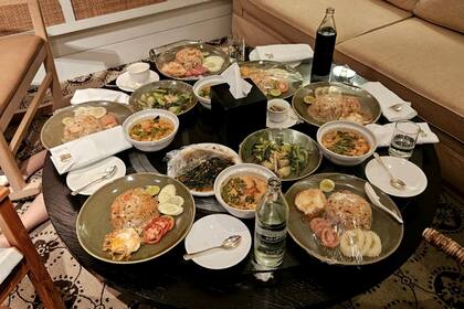 La comida que habían solicitado para ingerir en la suite del hotel permaneció intacta y con el film transparente con el que fue entregada