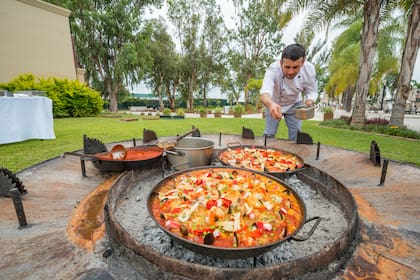 La comida: siempre generosa y parte vital del encanto de la propuesta.