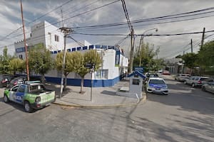 La comisaría de la localidad de La Cañada, en Quilmes Oeste, escenario de un inconcebible y cruento ataque con una oficial de guardia herida de bala y su agresor, muerto por mano propia a tres cuadras del lugar