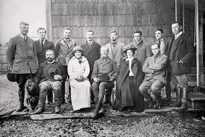 La comisión de estudios hidrológicos se creó con la intención de promover el desarrollo de Bariloche.
El norteamericano Bailey Willis (sentado en el centro), su asistente Emilio Frey (de pie, en el extremo derecho de la imagen), el doctor Benito Vereertbrugghen (acariciando al perro) y su esposa, de abrigo oscuro.