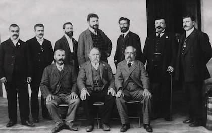 La comisión de fiestas de la Sociedad de Socorro Mutuo Unione e Benevolenza en Monte Caseros, presidida por Juan Negri. 1908.