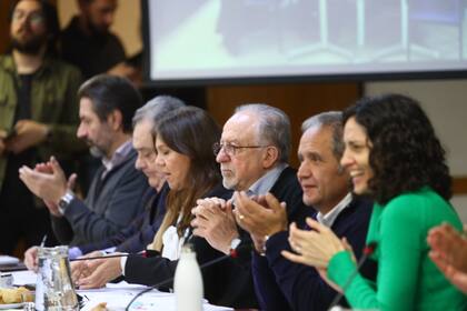 La comisión de Legislación del Trabajo de la Cámara de Diputados discute hoy siete expedientes sobre la reducción de la jornada laboral. Cinco corresponden al oficialismo -las presentaron Sergio Palazzo, Eduardo Valdés, Hugo Yasky, Claudia Ormaechea y Mónica Litza-, mientras que las dos restantes fueron elaboradas por el socialismo y el Frente de Izquierda.
Hablaron Ricardo Peidró (Campera Negra), diplomático espanol, Julio Cordero por la UIA (de traje) y Claudio Marín, Secretario Gremial CTA Nacional (de anteojos).