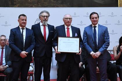 Ernesto Cherquis Bialo muestra su diploma.