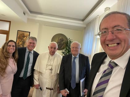 La comisión formada por Francisco, que estaba preparando el "Pacto Humano". De izquierda a derecha, Nirit Ofir, Henrique Cymerman, el Papa, Miguel Ángel Moratinos, y José Levy.