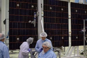 La Comisión Nacional de Energía Atómica (CNEA) realiza la integración eléctrica de los paneles que se usan en los satélites de fabricación nacional