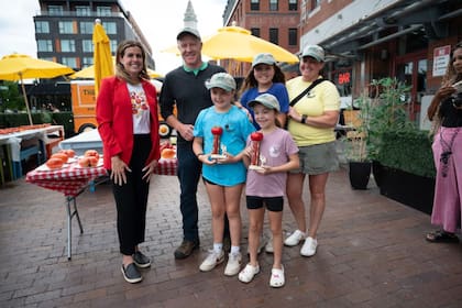 La comisionada Ashley Randle con los ganadores de la categoria de corte de tomates