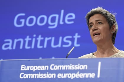 La comisionada europea de la competencia, Margrethe Vestager, durante la conferencia en la que anunció uno de los tantos procesos contra Google