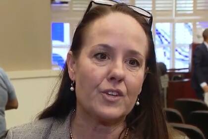 La comisionada Nicole Wilson votó en contra, y criticó que el estado obligue al condado a asumir funciones federales y advirtiendo sobre violaciones al debido proceso