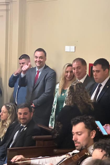 La comitiva del Poder Ejecutivo aguardó contra los muros del recinto mientras se resolvía la ubicación de los funcionarios