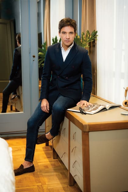 La cómoda de Eugenio Aguirre, en madera y lino, se destaca en el dormitorio principal, en tonos de gris, blanco y beige.